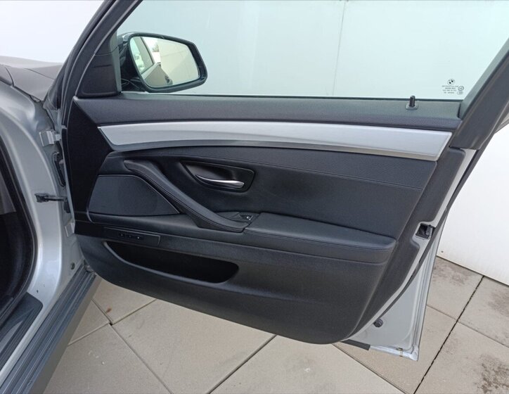 BMW Řada 5 Sedan 3,0 l 180 kw