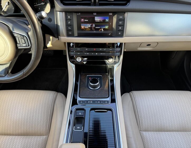 Jaguar XF Sedan / Limuzína 2,0 l 132 kw