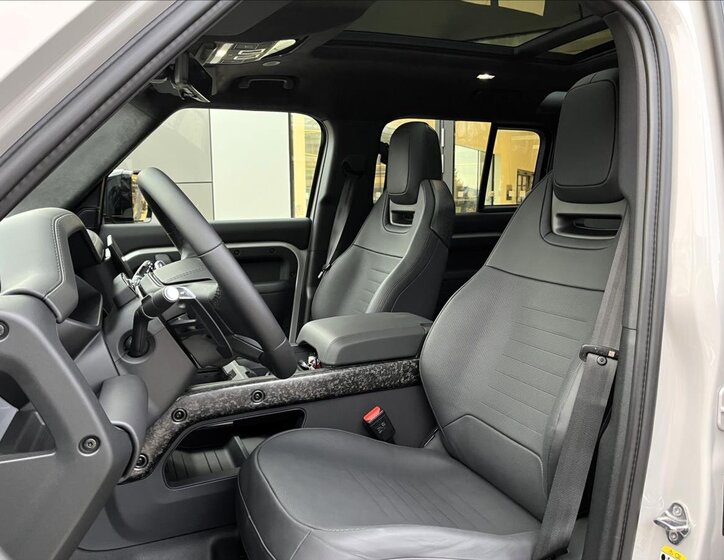 Land Rover Defender SUV / Terénní 4,4 l 467 kw