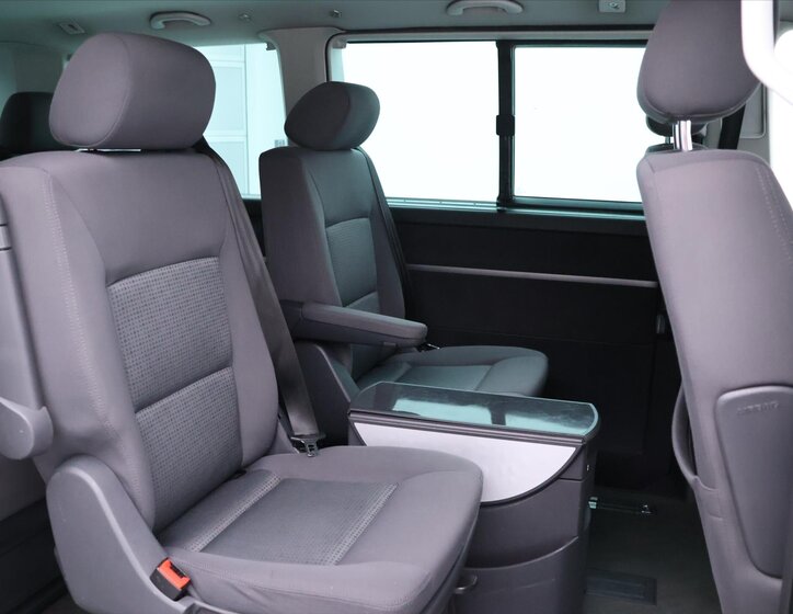 Volkswagen Multivan 13