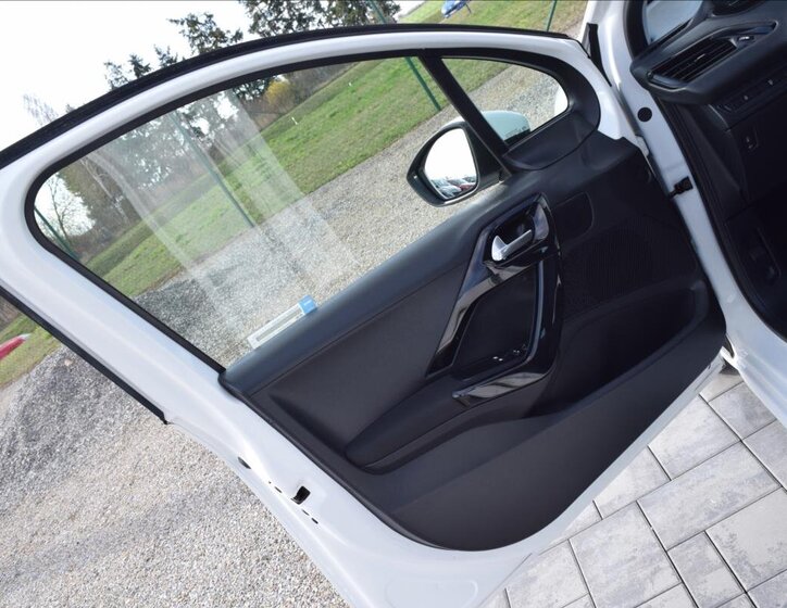 Peugeot 208 Hatchback 1,4 l 50 kw