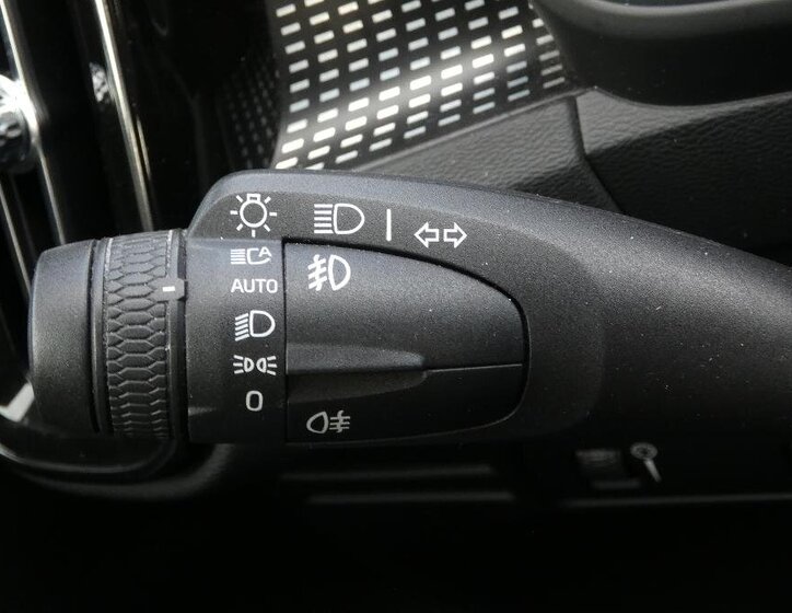 Volvo XC40 SUV / Terénní 2,0 l 145 kw