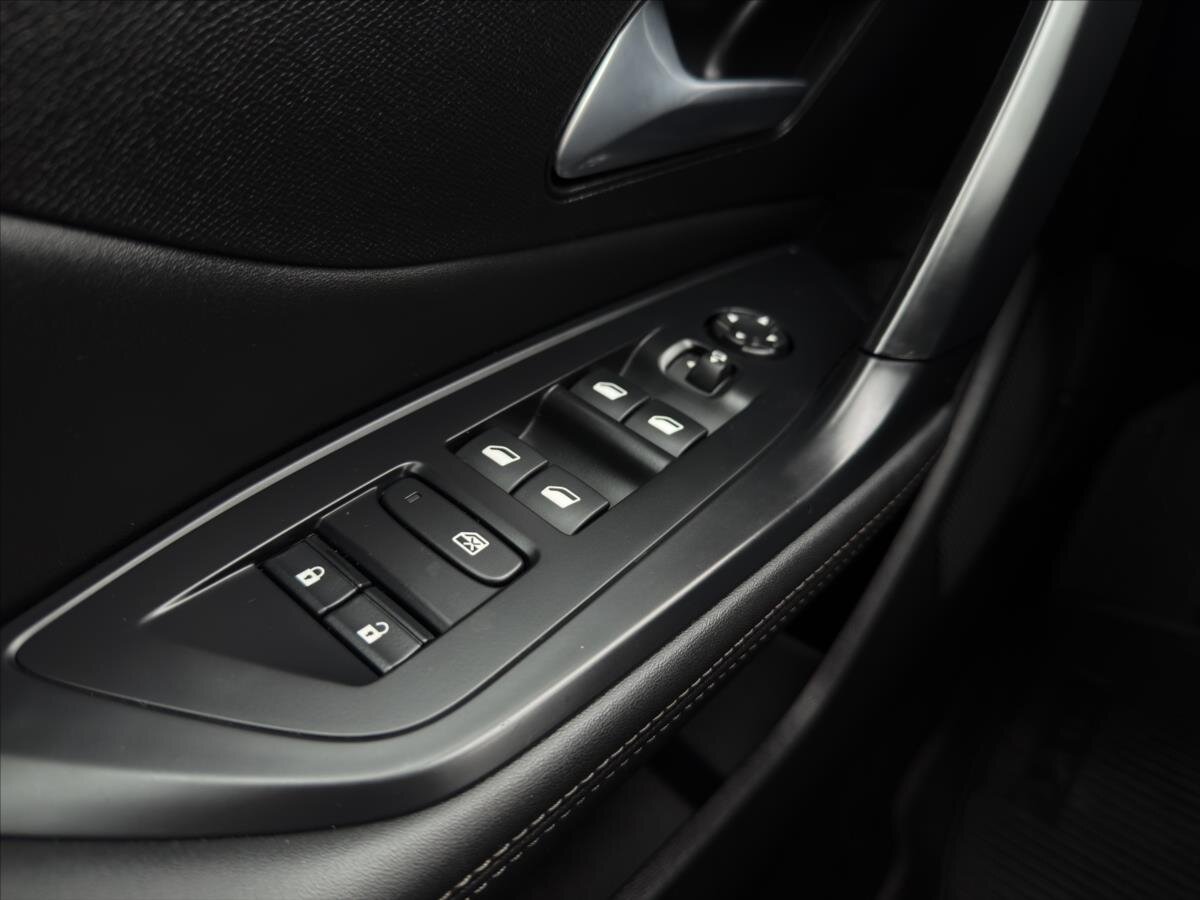 Peugeot 408 Liftback 1,2 l 96 kw