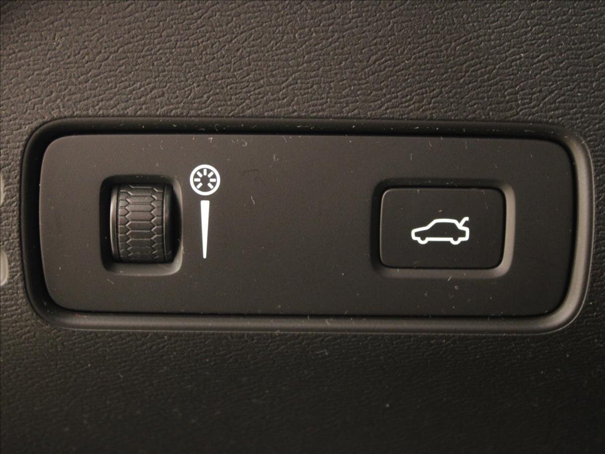 Volvo XC40 SUV / Terénní 2,0 l 182 kw