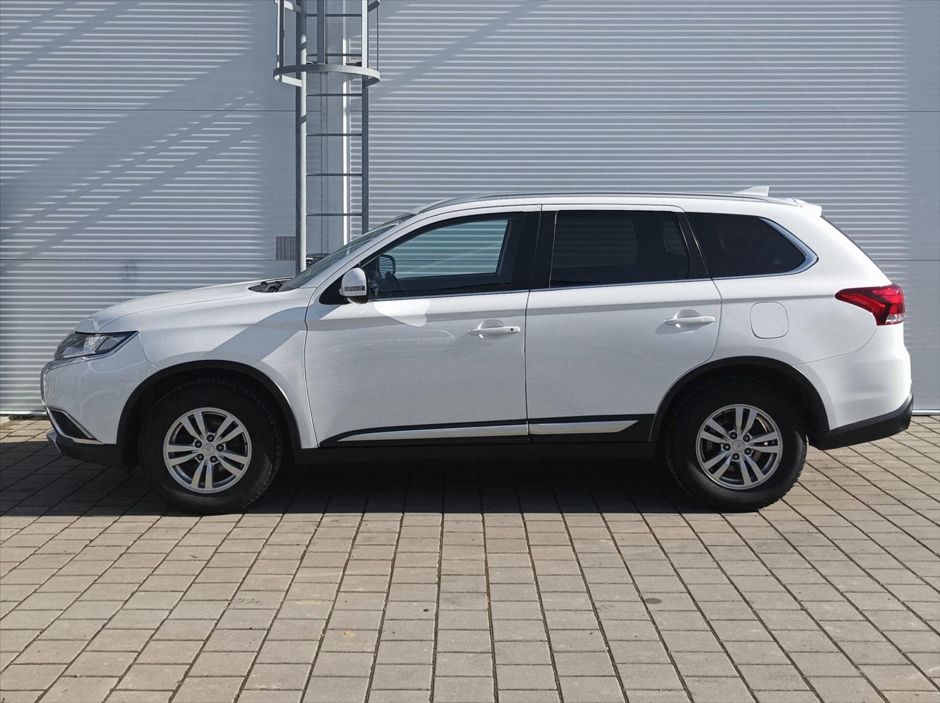 Mitsubishi Outlander SUV 1,9 l 110 kw