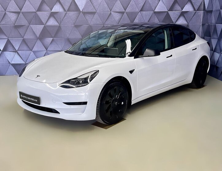 Tesla Model 3 Sedan / Limuzína 0,0 239 kw