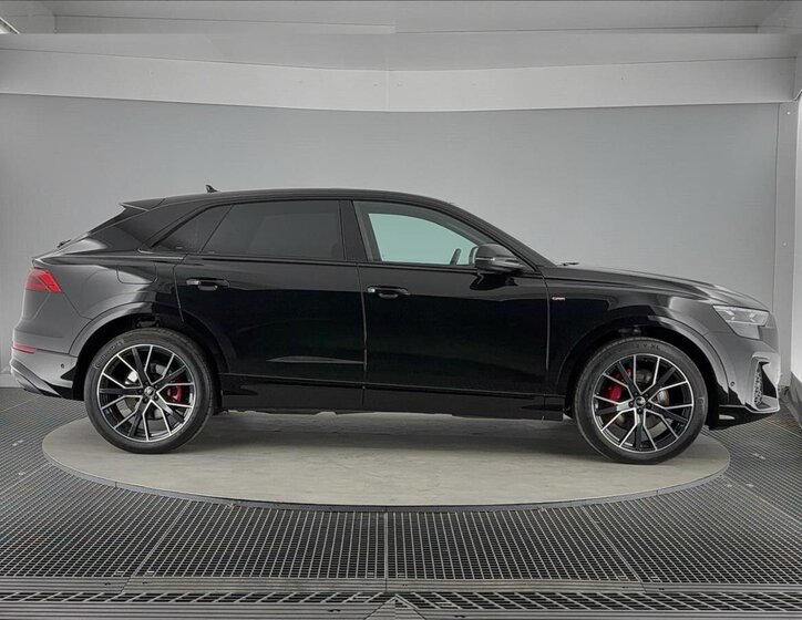 Audi Q8 SUV / Terénní 3,0 l 210 kw