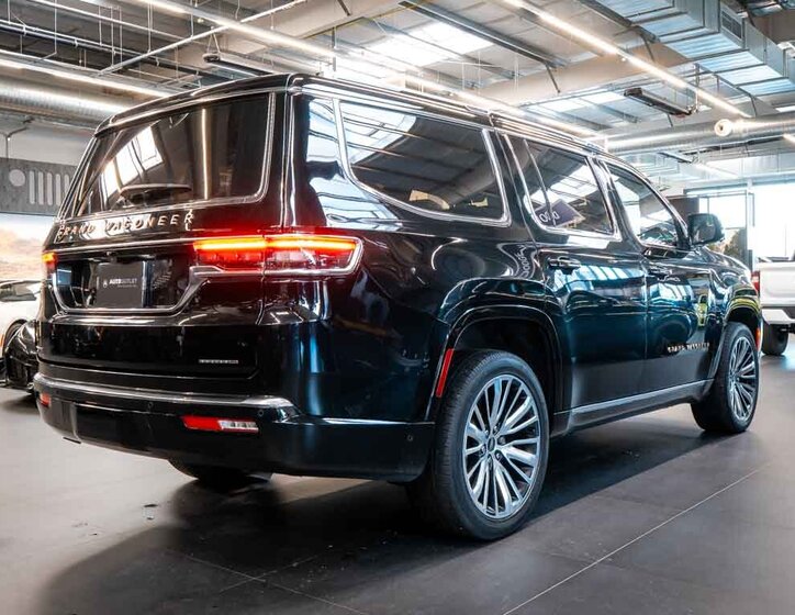 Jeep Grand Wagoneer 8