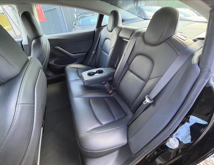 Tesla Model 3 Sedan 0,0 239 kw