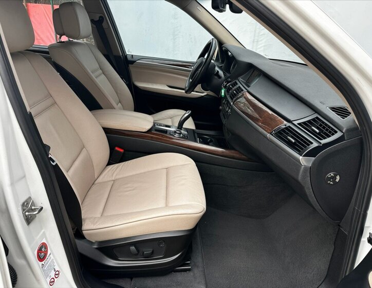 BMW X5 Kombi 3,0 l 180 kw