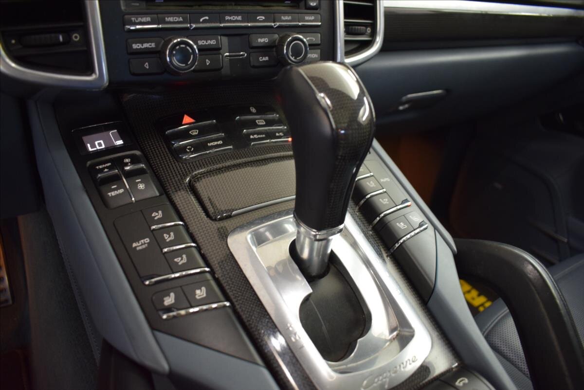 Porsche Cayenne SUV 4,8 l 405 kw