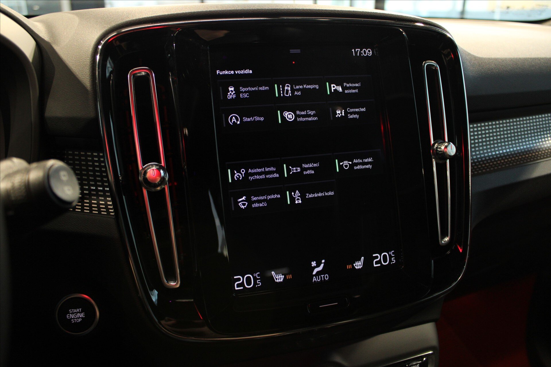 Volvo XC40 SUV / Terénní 2,0 l 140 kw