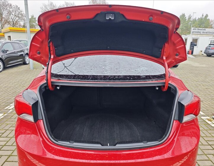 Hyundai Elantra Sedan 1,6 l 97 kw