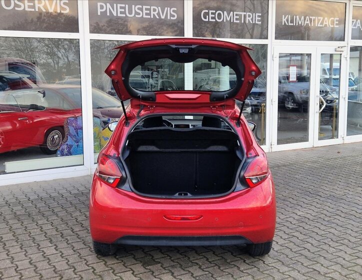 Peugeot 208 Hatchback 1,2 l 61 kw