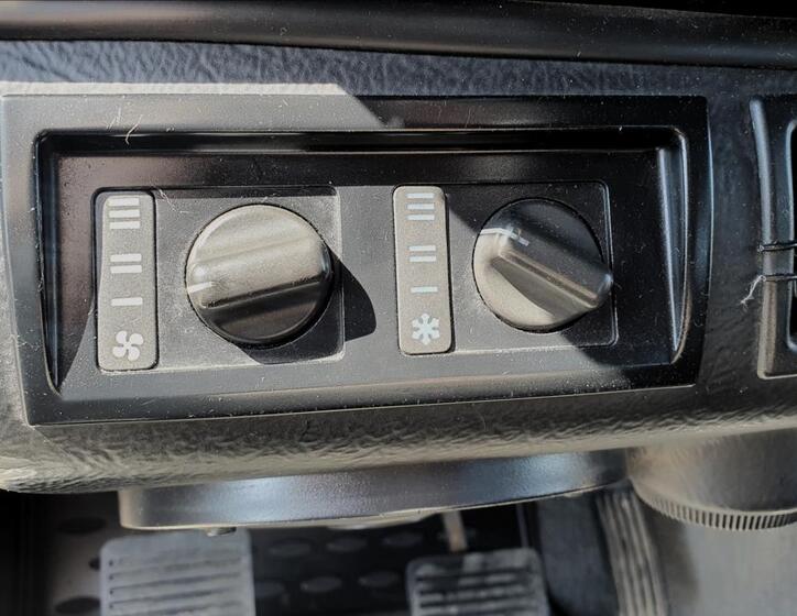 Land Rover Defender 27