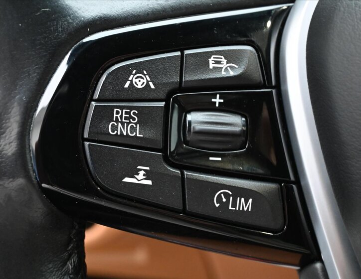 BMW Řada 5 Kombi 3,0 l 195 kw