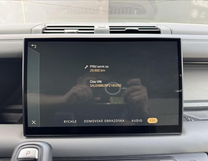 Land Rover Defender 17