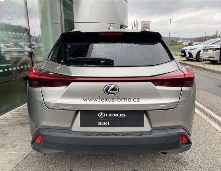 Lexus UX 250h 4