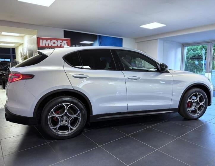 Alfa Romeo Stelvio 4