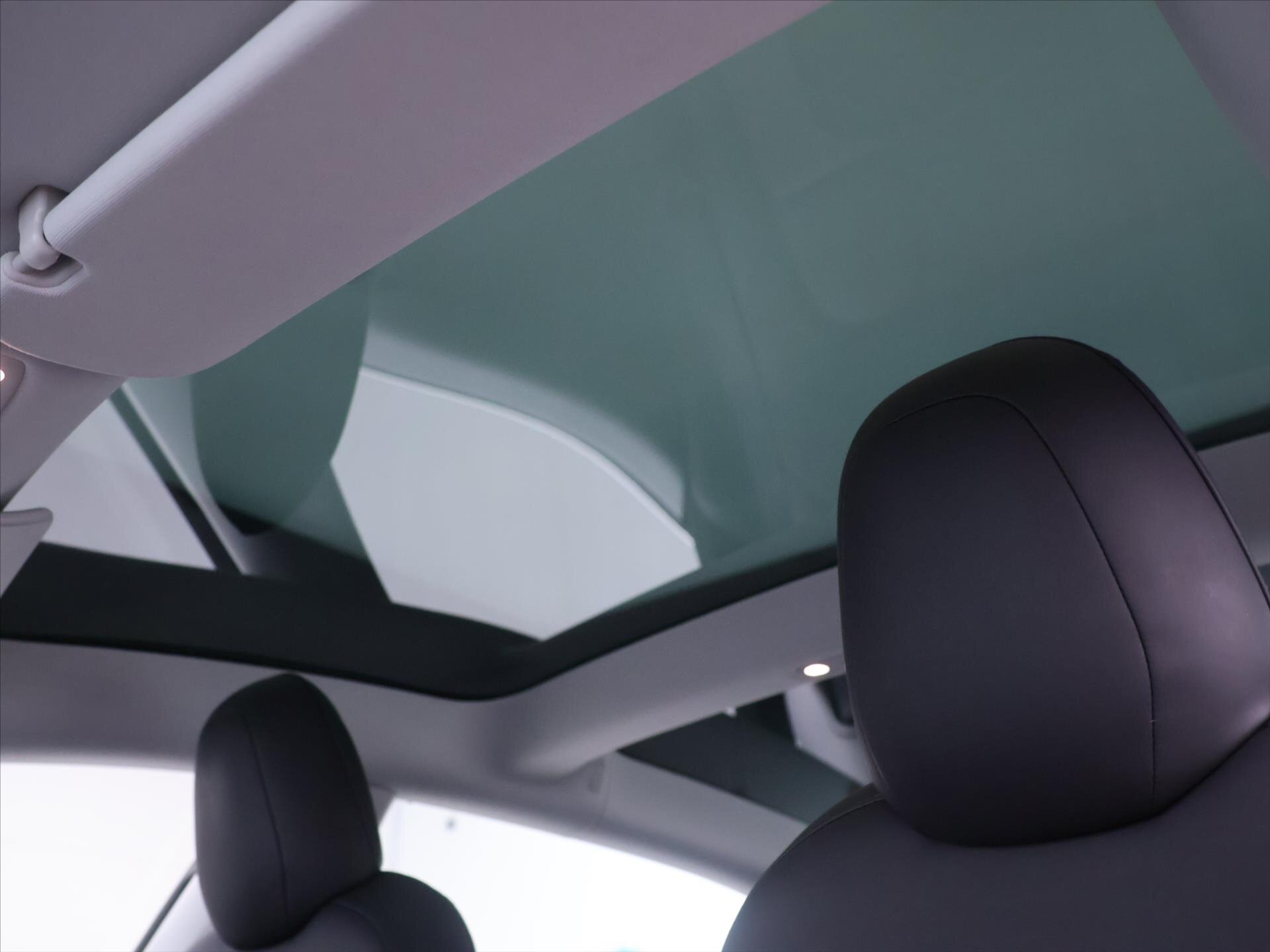 Tesla Model 3 Sedan 0,0 324 kw