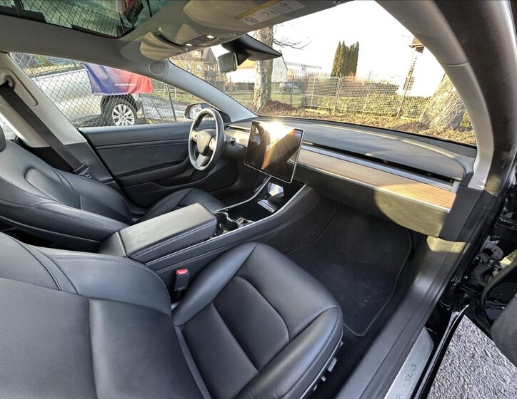 Tesla Model 3 Sedan / Limuzína 0,0 239 kw