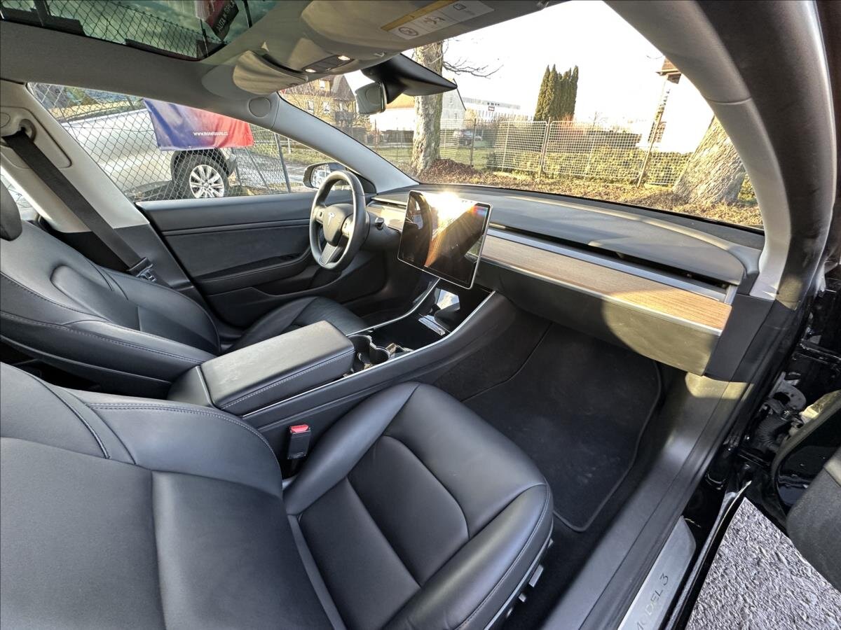 Tesla Model 3 Sedan / Limuzína 0,0 239 kw
