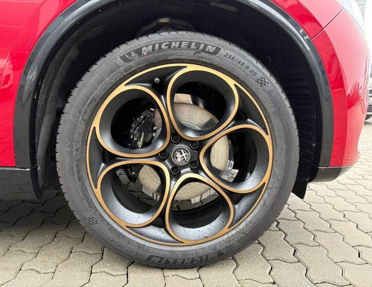 Alfa Romeo Stelvio 9