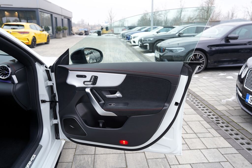 Mercedes-Benz CLA Sedan 2,0 l 340 kw