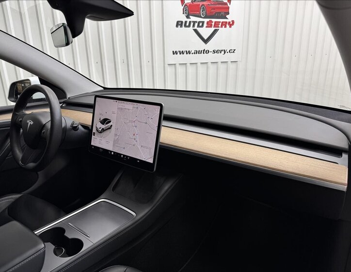 Tesla Model Y 32