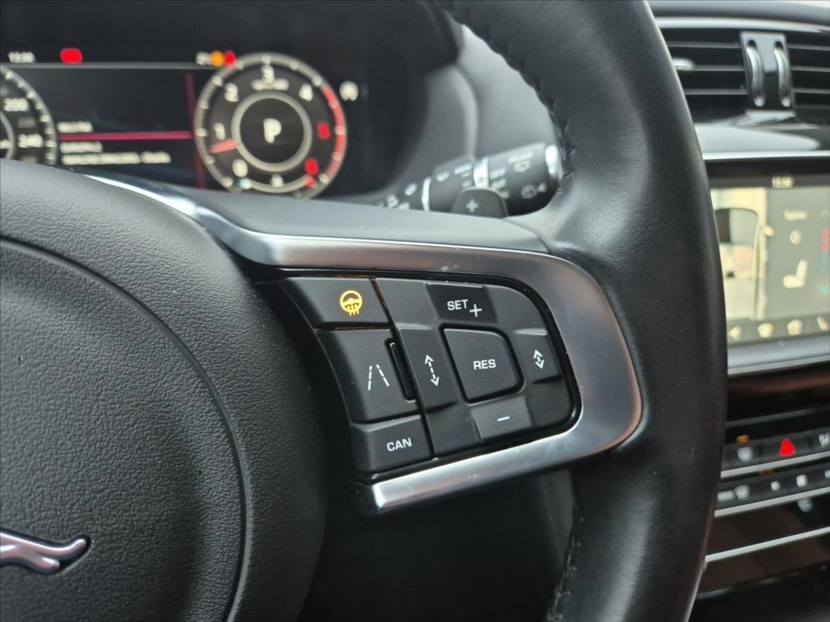 Jaguar F-Pace SUV / Terénní 3,0 l 221 kw