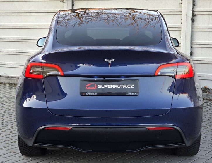 Tesla Model Y 6
