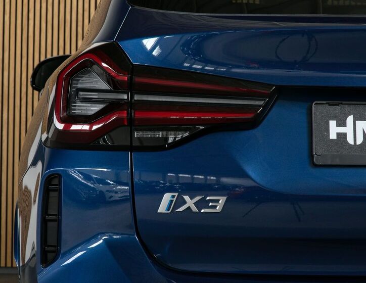 BMW iX3 11