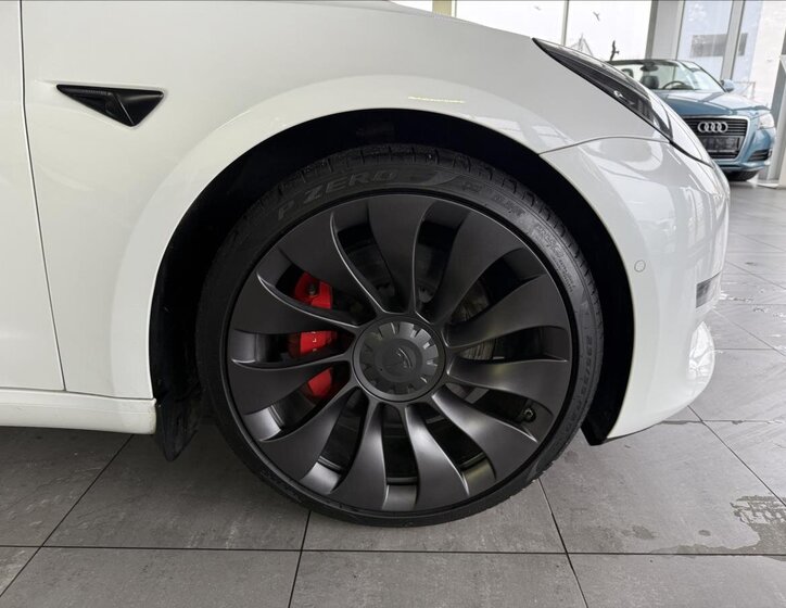 Tesla Model 3 Sedan / Limuzína 0,0 377 kw