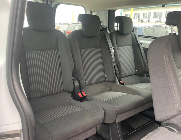 Ford Tourneo Custom 12