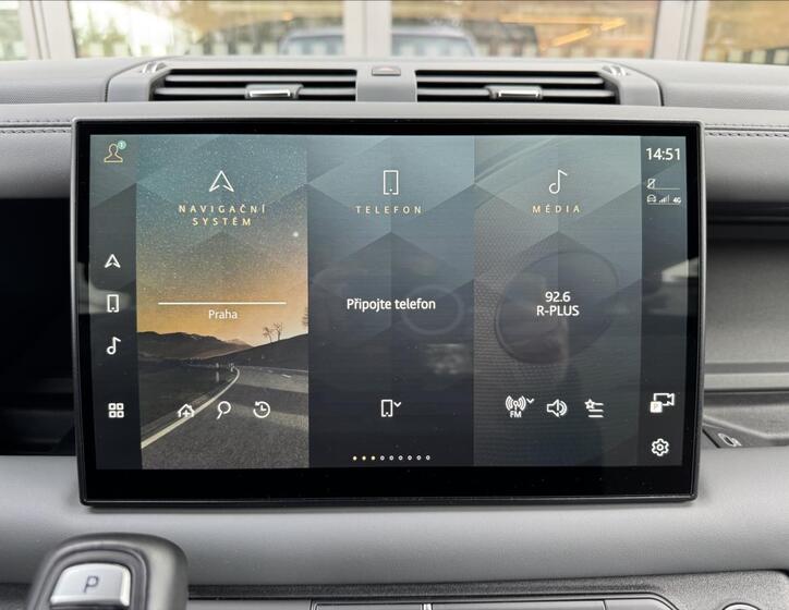 Land Rover Defender 18