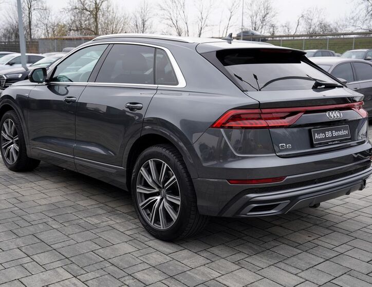 Audi Q8 4