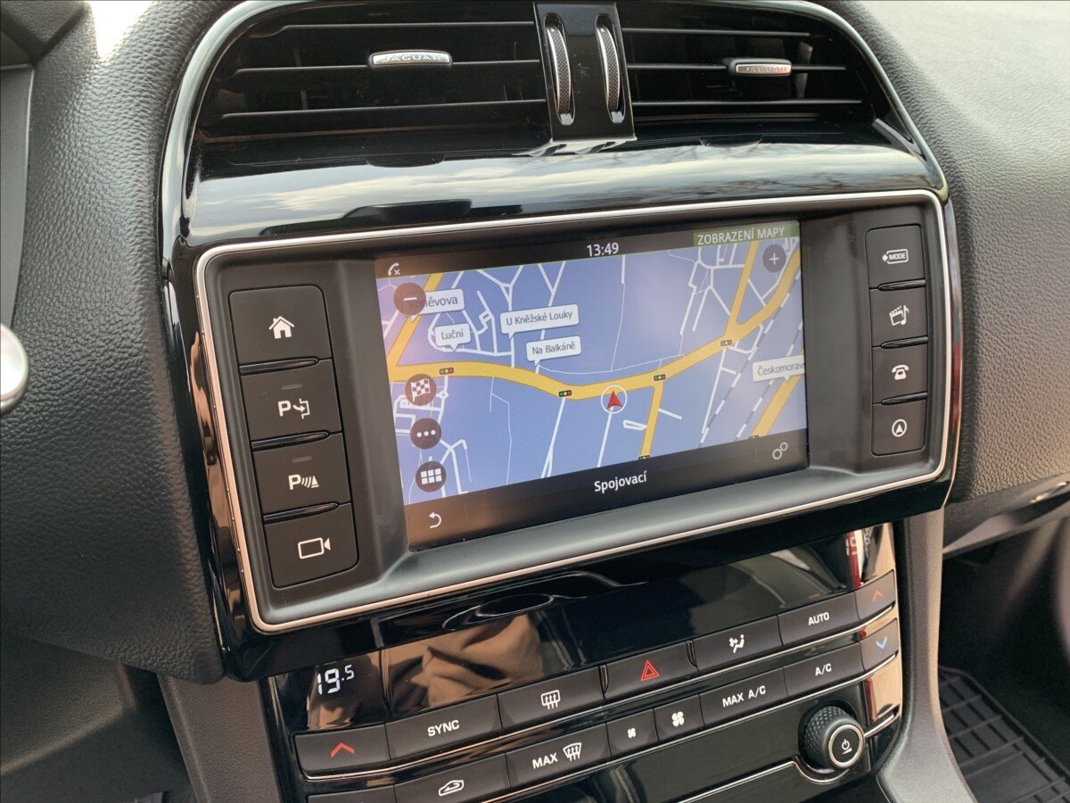 Jaguar F-Pace SUV / Terénní 2,0 l 132 kw