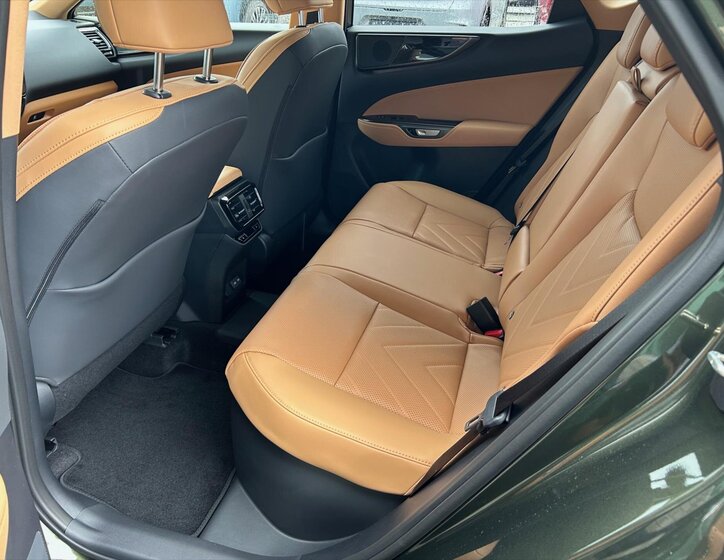 Lexus NX 450h+ SUV / Terénní 2,5 l 220 kw