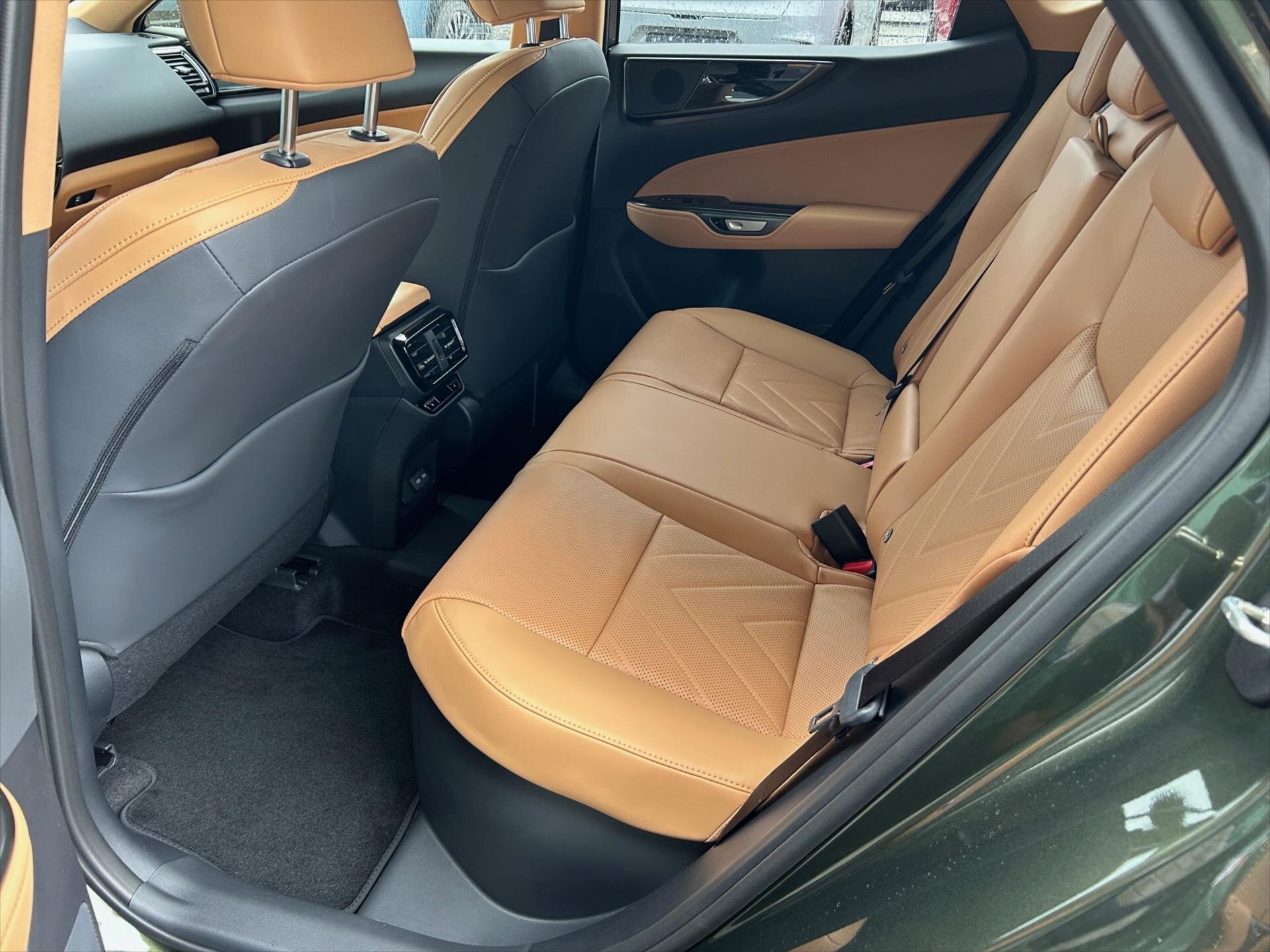 Lexus NX 450h+ SUV / Terénní 2,5 l 220 kw