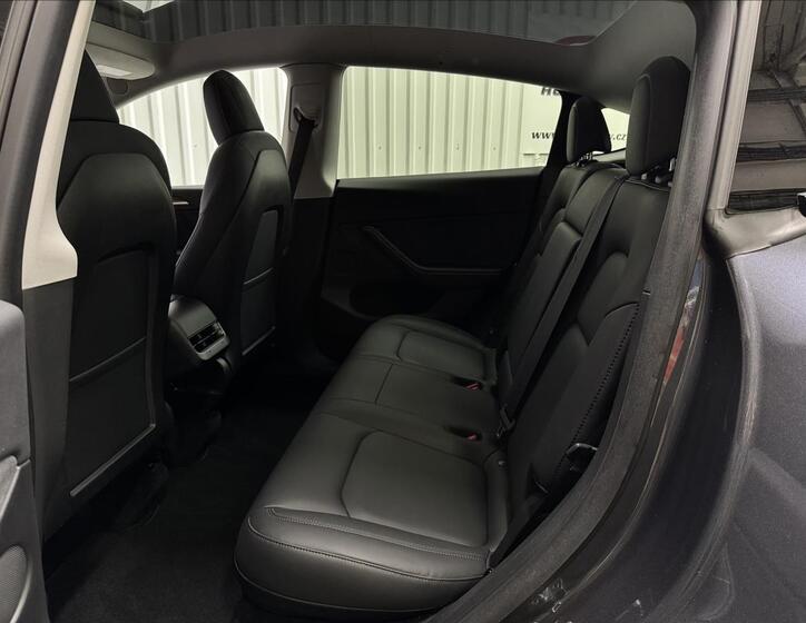 Tesla Model Y 27