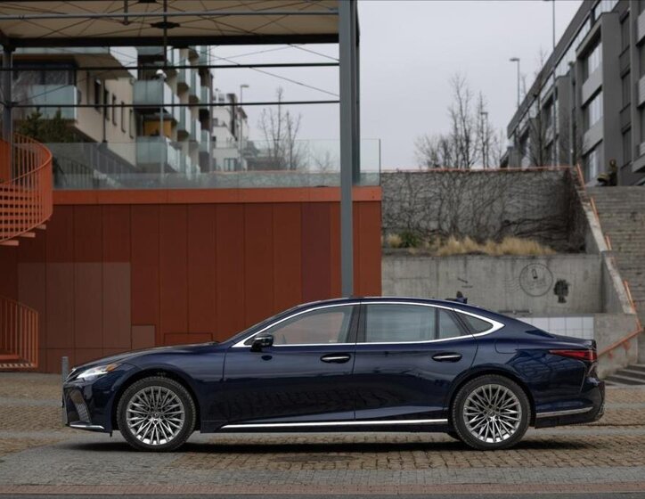 Lexus LS 500h Sedan / Limuzína 3,5 l 264 kw