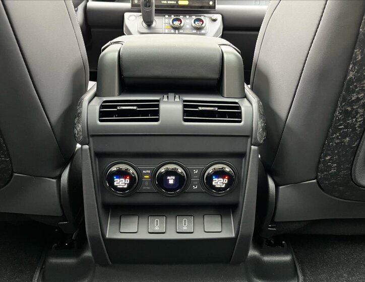 Land Rover Defender SUV / Terénní 4,4 l 467 kw