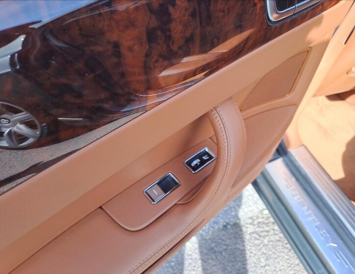 Bentley Continental Flying Spur Sedan / Limuzína 6,0 l 412 kw