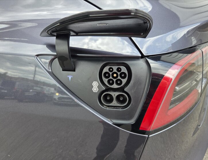 Tesla Model 3 Sedan / Limuzína 0,0 208 kw