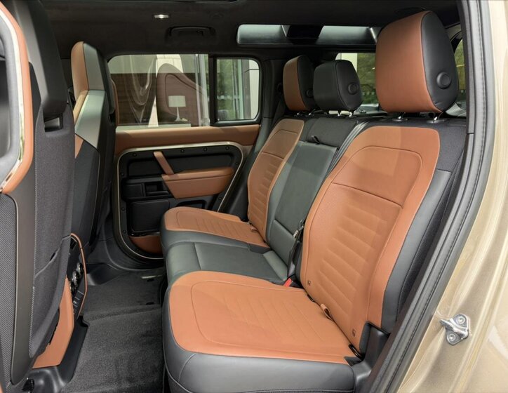 Land Rover Defender SUV 4,4 l 467 kw