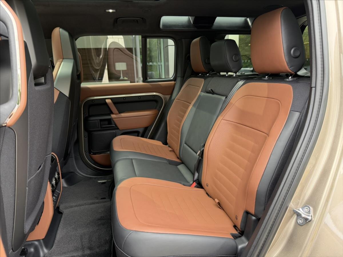 Land Rover Defender SUV 4,4 l 467 kw