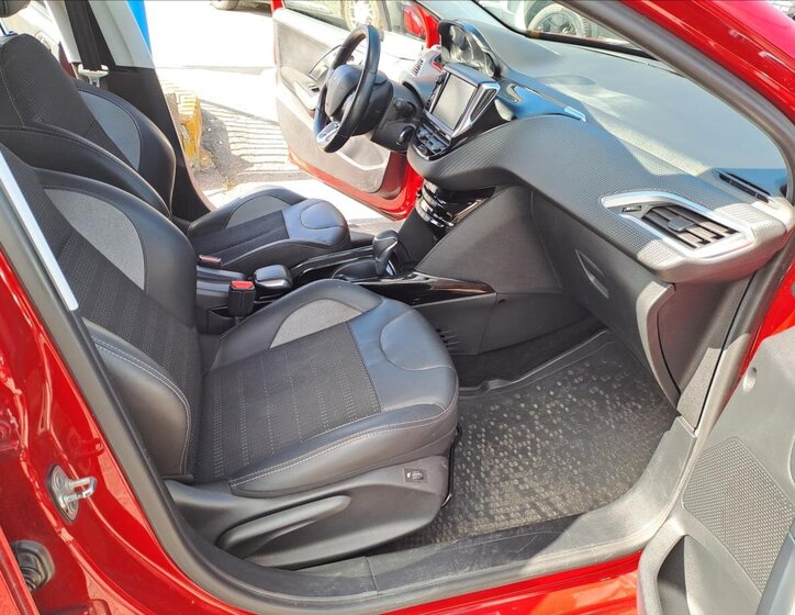 Peugeot 2008 MPV 1,2 l 81 kw