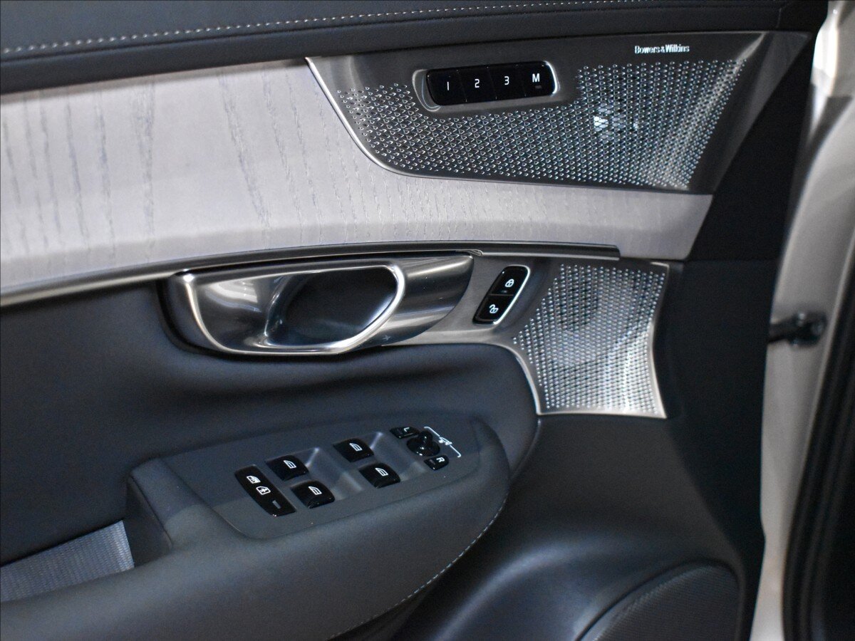 Volvo XC90 SUV / Terénní 2,0 l 335 kw