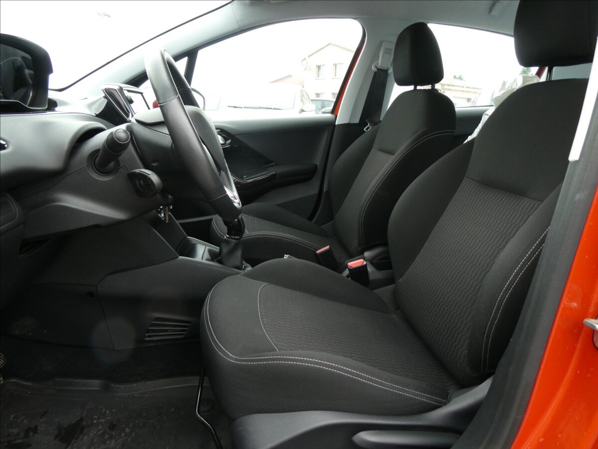 Peugeot 208 Hatchback 1,2 l 61 kw