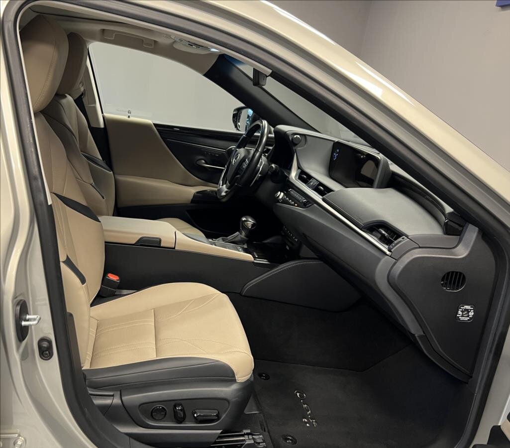Lexus ES 300h Sedan 2,5 l 160 kw